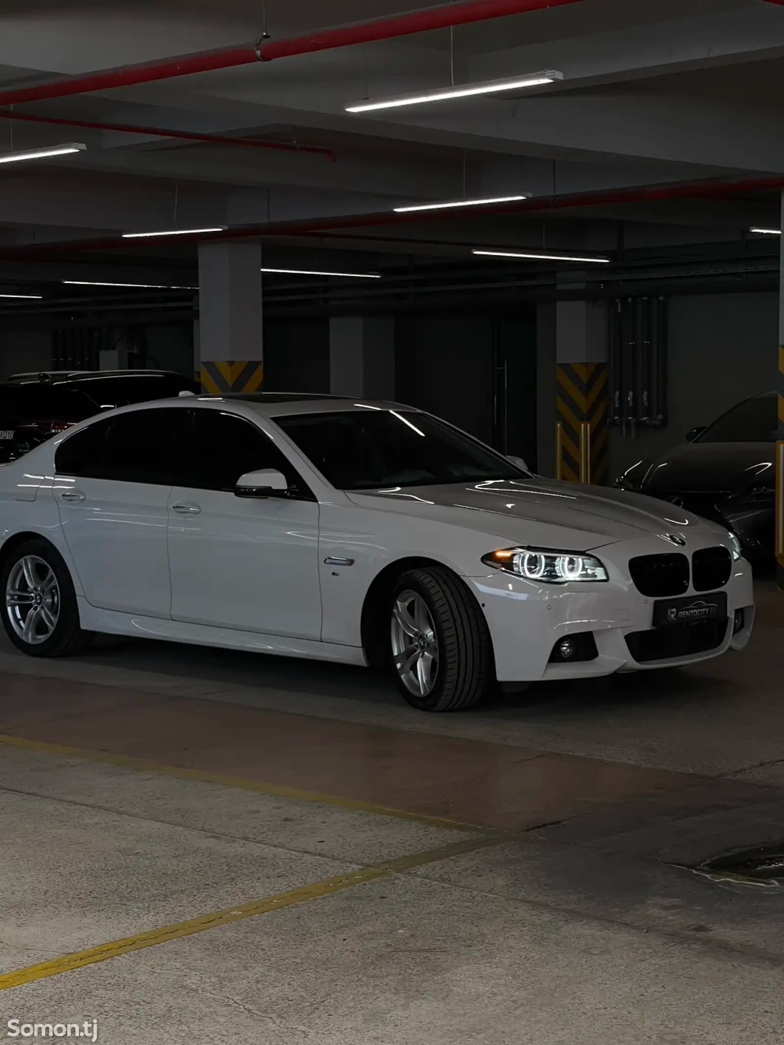 Аренда BMW F10 M Paket 2016 в Худжанде — вид сбоку