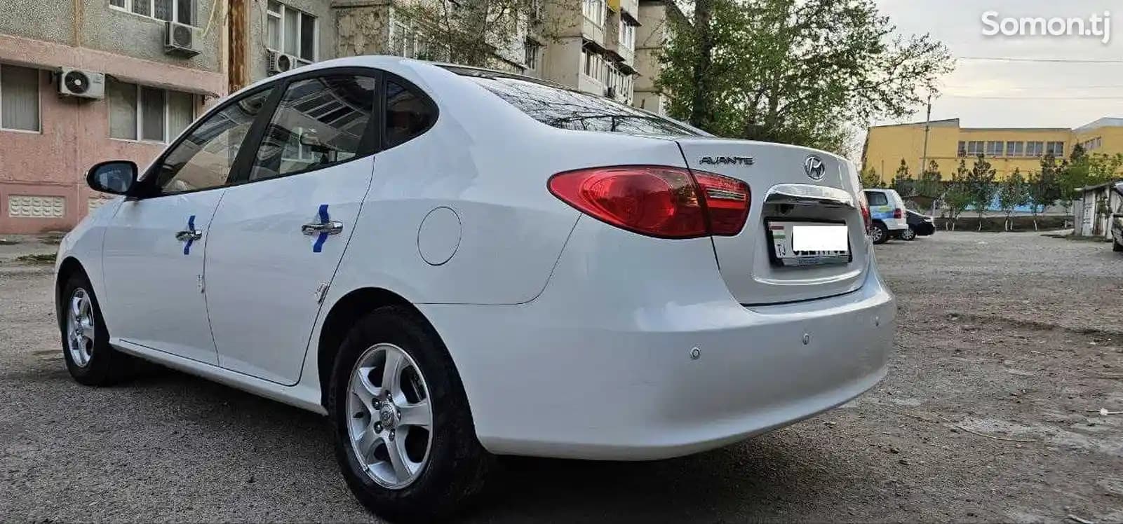 Аренда Hyundai Avante 2010 в Худжанде — вид сзади