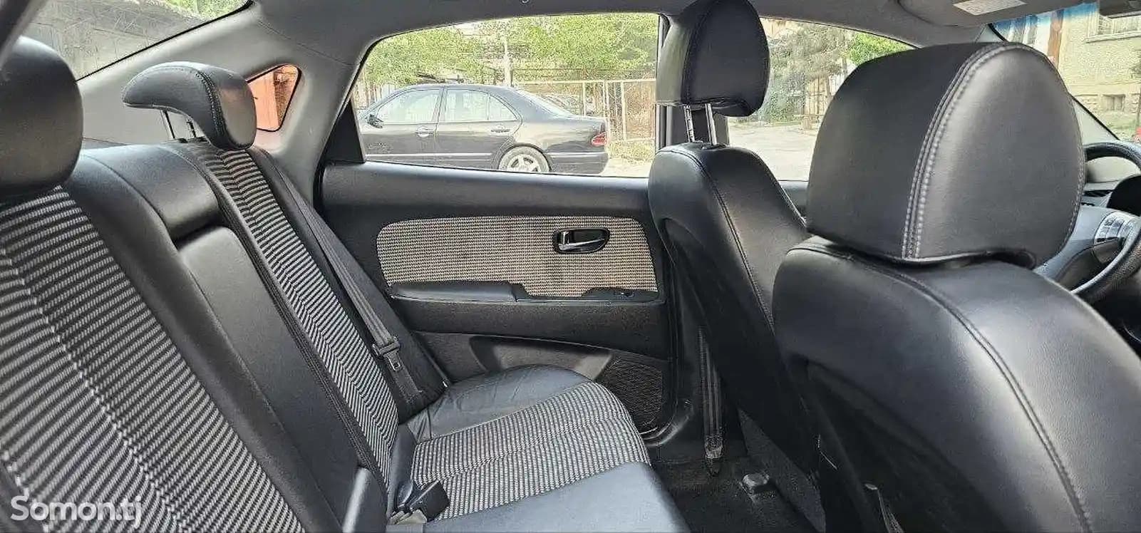 Аренда Hyundai Avante 2010 в Худжанде — задние сиденья