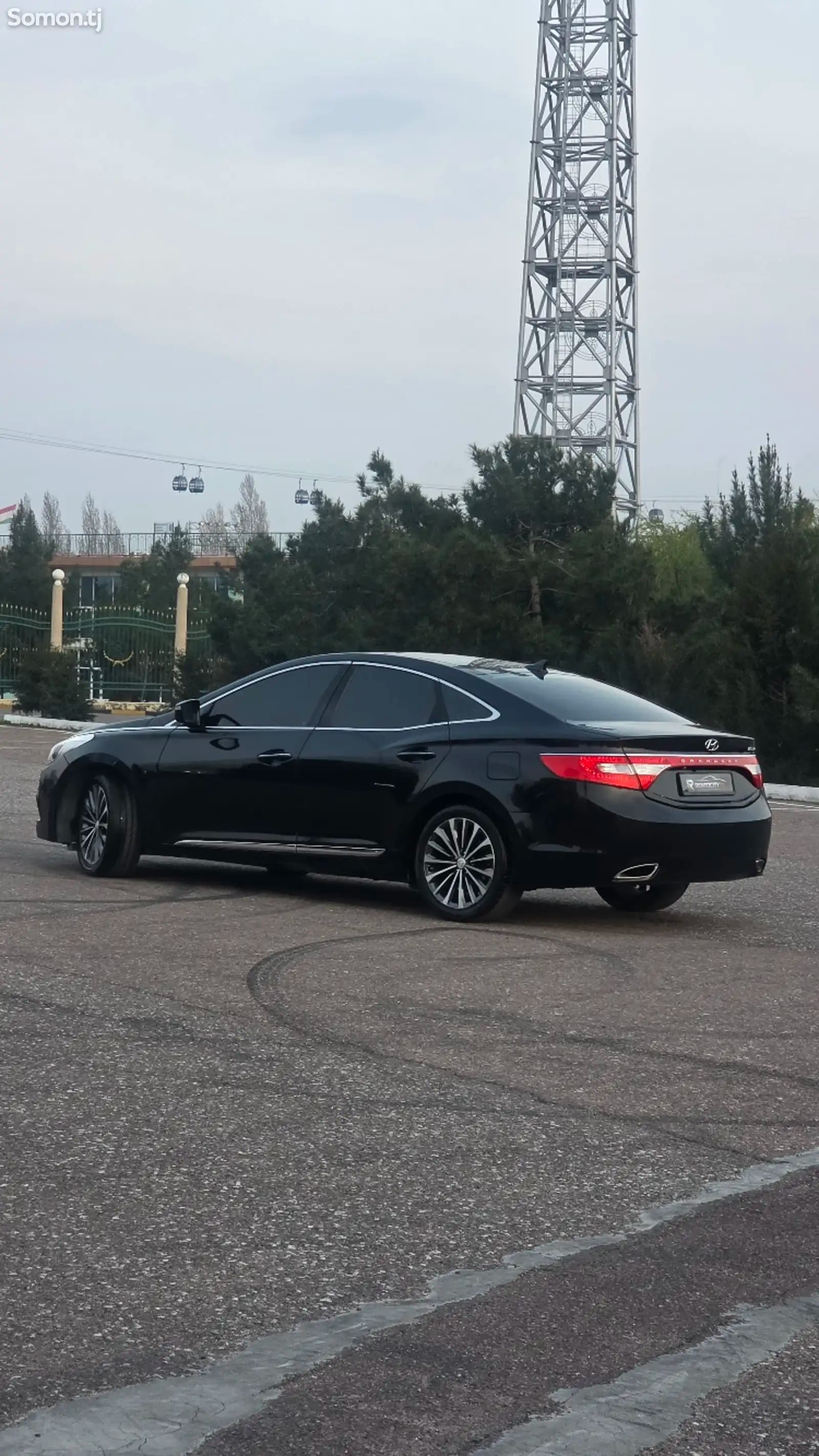 Аренда Hyundai Grandeur 2014 в Худжанде — вид сбоку и сзади