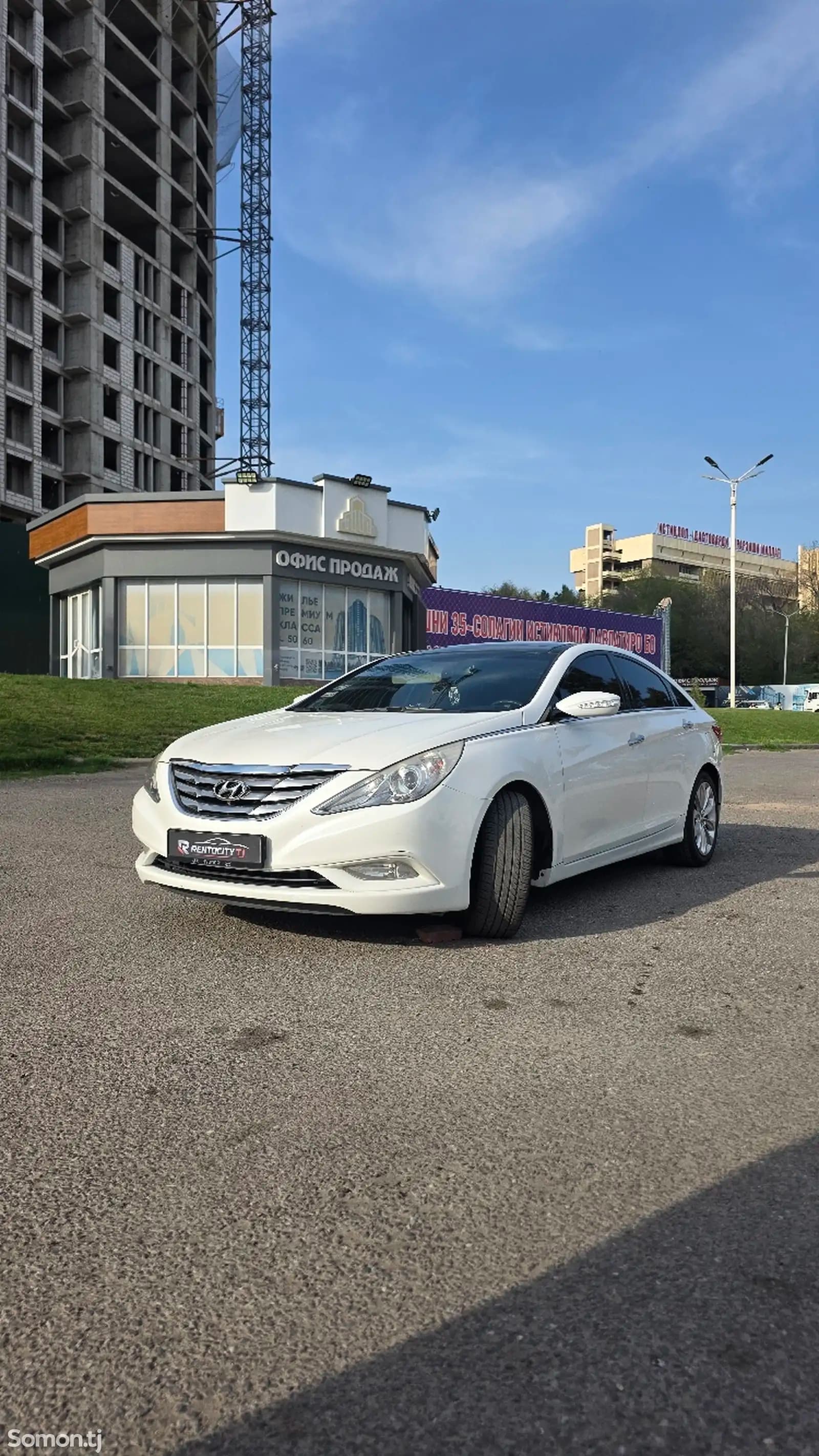 Иҷораи Hyundai Sonata дар Хуҷанд — намои пеши се-чорум