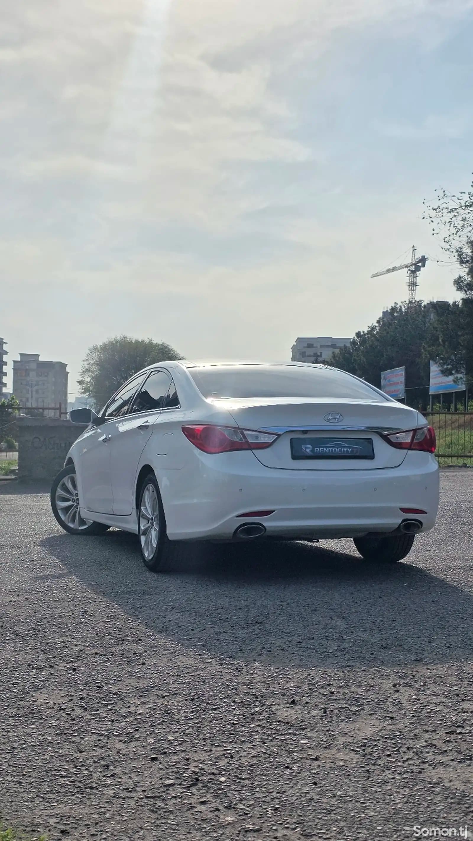 Иҷораи Hyundai Sonata дар Хуҷанд — намои қафо