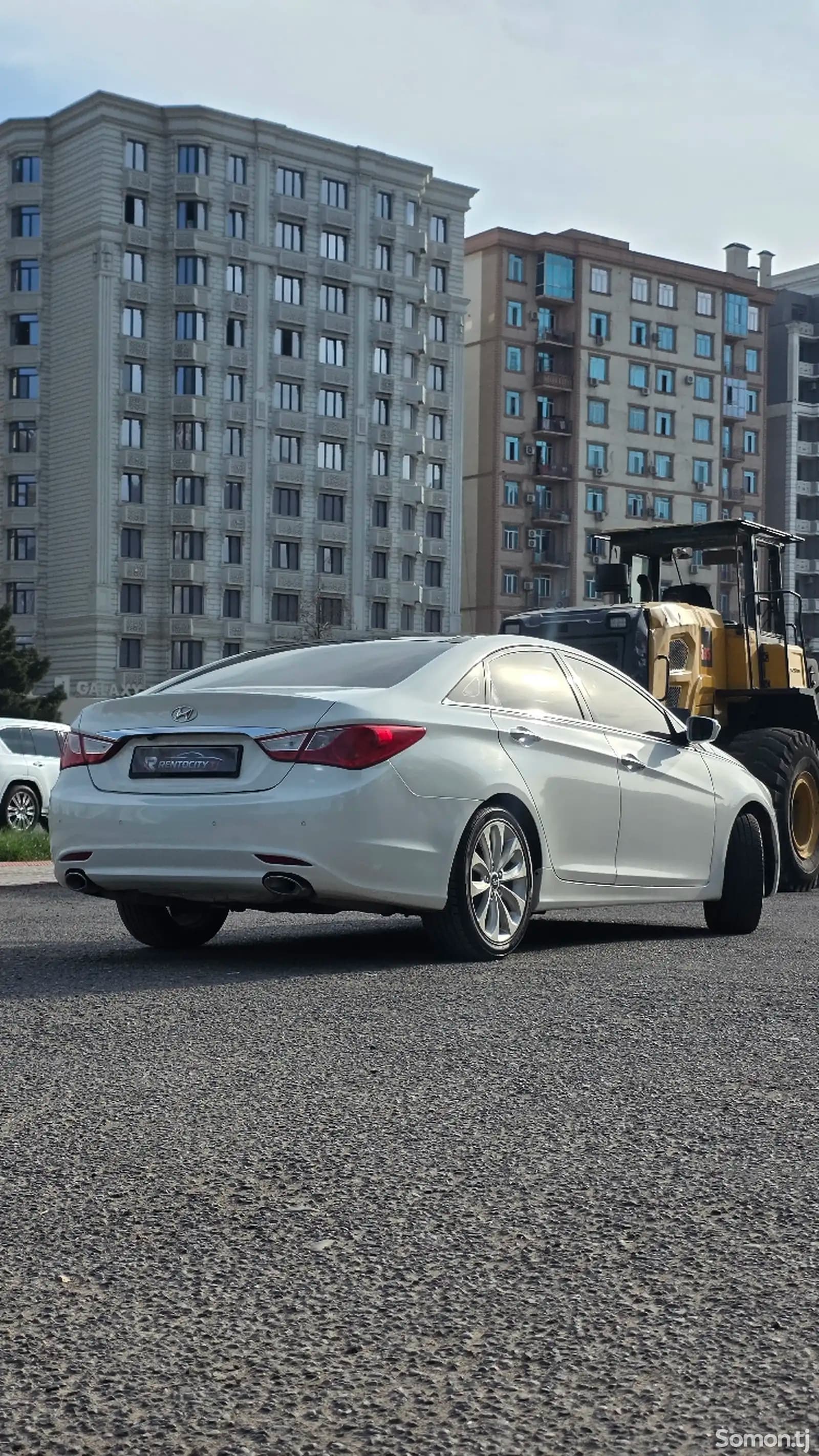 Иҷораи Hyundai Sonata дар Хуҷанд — намои паҳлуӣ ва қафо